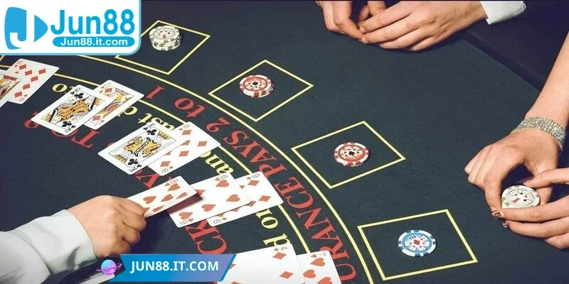 Xì Dách là gì thường có từ 2 người trở lên cùng tham gia